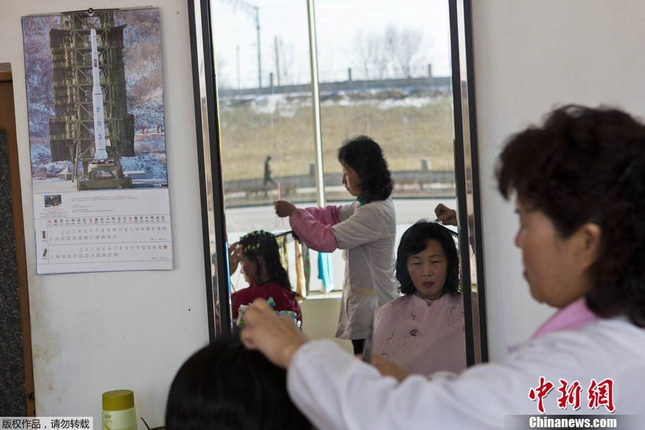 点击查看大图。 朝鲜官方选出18种发型向女性推荐,男性则有10种选择。