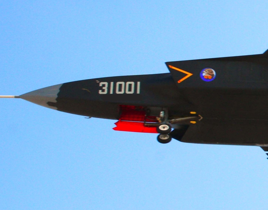 点击查看大图。 歼-31“鹘鹰”采用了棱形机身与带锯齿的起落架舱