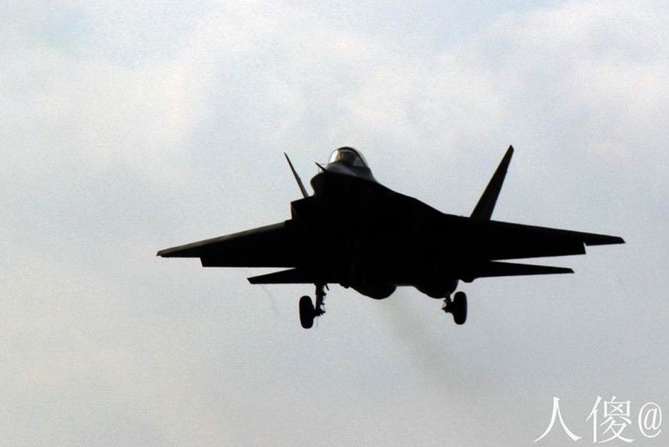 点击查看大图。 歼-31“鹘鹰”的双发布局使得其有可能竞争我国下一代隐身航母舰载机