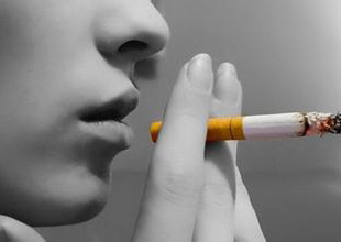 为了让青少年少吸烟,政协委员建议每包最低10元