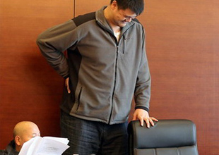 两会特备大号座椅,姚明申请换小的……