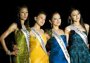 闹剧!“藏独”组织选“西藏小姐” 当选者不会藏语