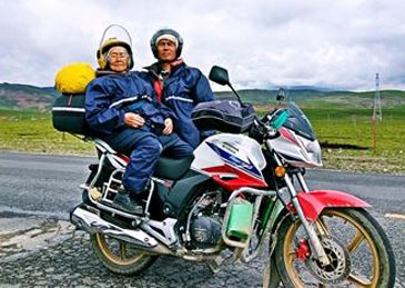 儿子带84岁母亲骑车游西藏 网友质疑:孝顺还是冒险?