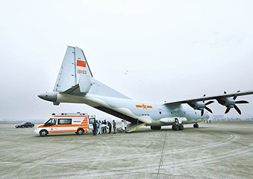 空军首次派遣运-9赴西藏转运病危驻训军人